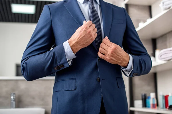 Bijgesneden Schot Van Zakenman Pak Jasje Badkamer Aan Passen — Stockfoto