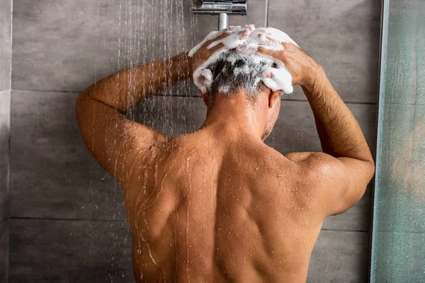 Visão Traseira Homem Lavar Cabelo Com Shampoo Tomar Banho — Fotografia de Stock