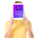 Mujer joven sosteniendo tableta digital con aplicación de compras en pantalla aislada en blanco