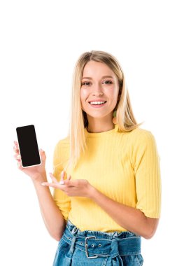 Smartphone boş ekran ile gösterilen ve üzerinde beyaz izole kamera gülümseyen güzel genç kadın
