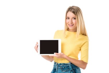 Dijital tablet boş ekran ile tutarak ve üzerinde beyaz izole kamera gülümseyen güzel genç kadın