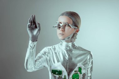 fütüristik gümüş robot ile el eller ve dış saha üzerinde izole gri, geleceğin teknolojisi kavramı arıyorsunuz  