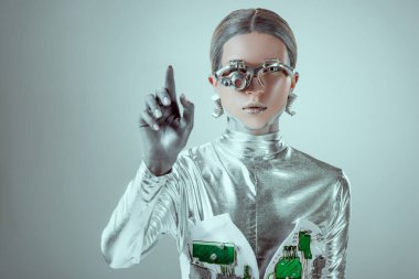 fütüristik gümüş cyborg ile el eller ve izole gri, geleceğin teknoloji kavramı üzerinde kamera bakıyor  