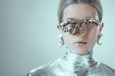 Gümüş robot izole gri, geleceğin teknoloji kavramı üzerinde kamera bakarak görmek 