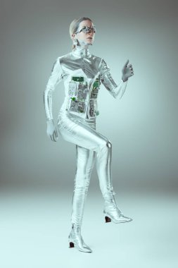 fütüristik cyborg gri, geleceğin teknoloji kavram yürümeye görünümünü tam uzunlukta   
