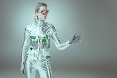 Gümüş kadın robot ile el eller ve uzak gri, geleceğin teknoloji kavramı üzerinde seyir 