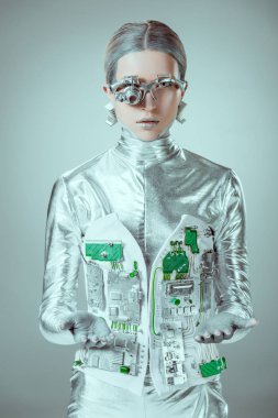fütüristik gümüş robot el gösterilen ve izole gri, geleceğin teknoloji kavramı üzerinde kamera bakıyor 