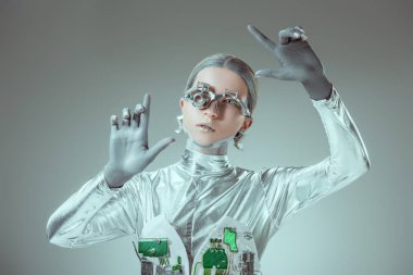 izole gri, geleceğin teknoloji kavramı üzerinde eller eller futuristik gümüş robot