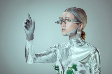 fütüristik gümüş robot ile el eller ve dış saha üzerinde izole gri, geleceğin teknolojisi kavramı arıyorsunuz  