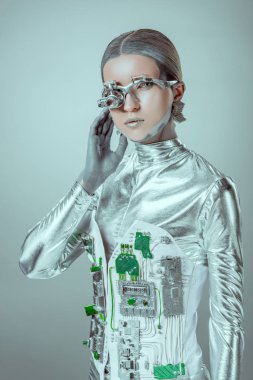 fütüristik gümüş cyborg izole gri, geleceğin teknoloji kavramı üzerinde kamera bakıyor