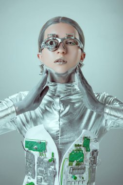 boyun dokunmaktan ve izole gri, geleceğin teknoloji kavramı üzerinde kamera bakarak cyborg 