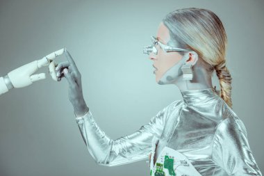Robot dokunmadan cyborg yan görünüm kol üzerinde izole gri, geleceğin teknolojisi kavramı