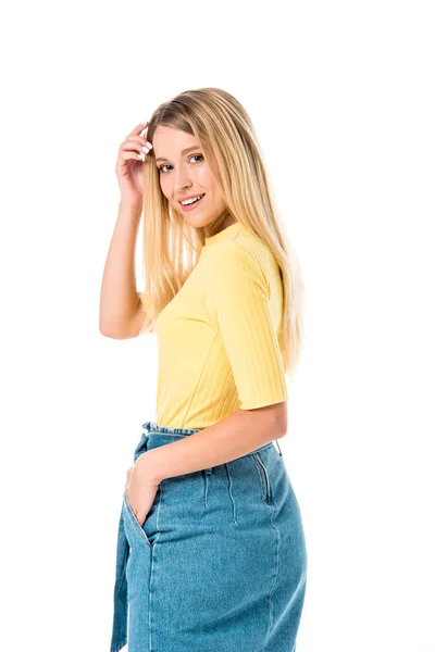 Vista Lateral Bela Jovem Mulher Sorrindo Para Câmera Isolada Branco — Fotografia de Stock