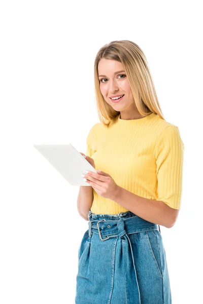 Atraktivní Mladá Žena Pomocí Digitálních Tabletu Usmívá Kameru Izolované Bílém — Stock fotografie zdarma