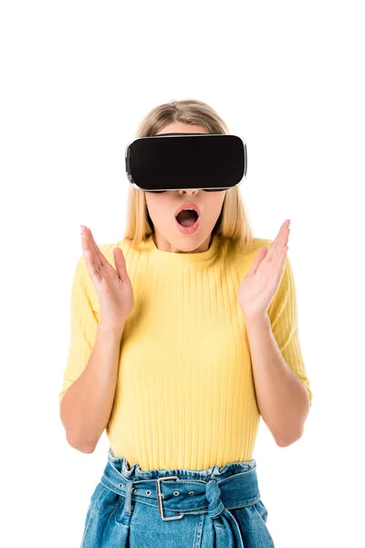 Шокована Молода Жінка Використовує Гарнітуру Віртуальної Реальності Ізольовано Білому — Безкоштовне стокове фото