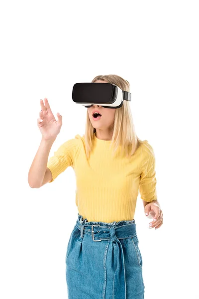 Wanita Muda Emosional Menggunakan Virtual Reality Headset Terisolasi Pada Putih — Stok Foto