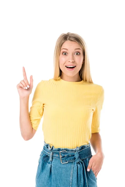 Sorprendida Joven Apuntando Hacia Arriba Con Dedo Sonriendo Cámara Aislada —  Fotos de Stock