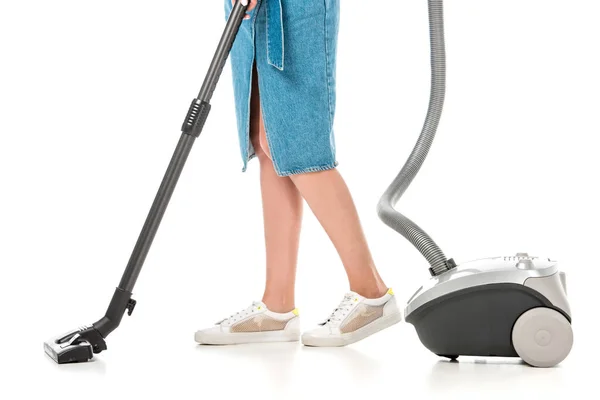 Rendah Bagian Dari Wanita Muda Menggunakan Vacuum Cleaner Terisolasi Pada — Stok Foto