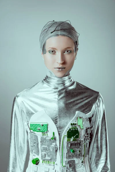 Futuristisk Silver Kvinnlig Cyborg Tittar Kameran Isolerad Grå Framtida Teknik — Stockfoto