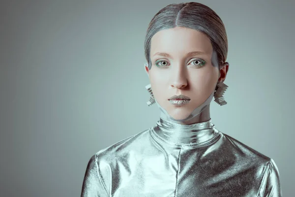 未来主义的银色女性机器人看在灰色 未来技术概念隔离的照相机 — 图库照片