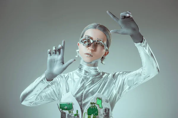 Futurystyczny Srebrny Robot Gestykulacji Rąk Białym Tle Koncepcji Technologii Przyszłości — Zdjęcie stockowe