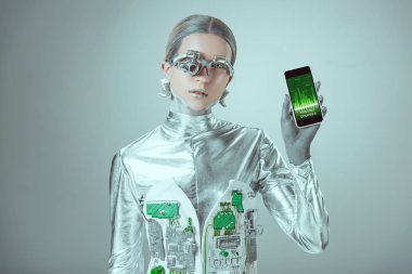 dersler uygulama ticaret ve izole gri, geleceğin teknoloji kavramı üzerinde kamera bakarak ile akıllı telefon tutarak robot   