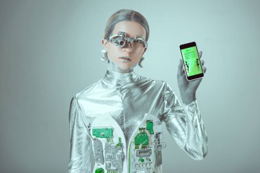 en iyi uygulama alışveriş ve izole gri, geleceğin teknoloji kavramı üzerinde kamera bakarak ile smartphone tutan robot   