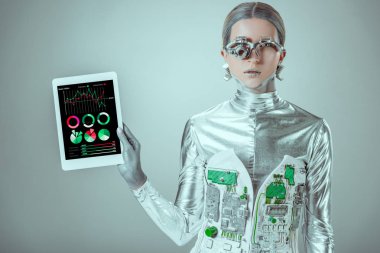 Gümüş robot holding tablet izole gri, geleceğin teknoloji kavramı üzerinde aktarım cihazı ile