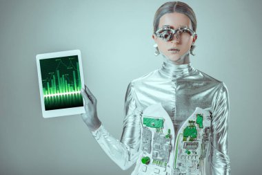 Gümüş robot ile izole gri, geleceğin teknoloji kavramı üzerinde grafik tablet holding