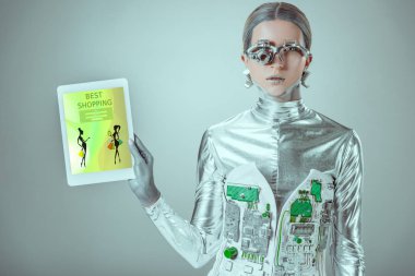 Gümüş robot tablet cihaz izole gri, geleceğin teknoloji kavramı üzerinde alışveriş en iyi ile tutarak