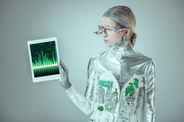 Gümüş robot izole gri, geleceğin teknoloji kavramı üzerinde grafik cihazı ile tablet vasıl arıyorsunuz