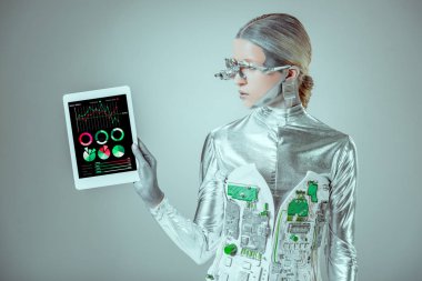 Gümüş robot izole gri, geleceğin teknoloji kavramı üzerinde taşıma aracı ile tablet vasıl arıyorsunuz
