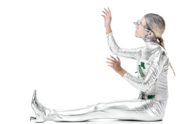 Beyaz, geleceğin teknoloji kavramı üzerinde oturan ve bir şey temas gümüş robot yan görünüm izole 