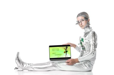 oturma ve izole beyaz, geleceğin teknoloji kavramı üzerinde cihaz alışveriş en iyi ile dizüstü bilgisayarı gösteren gümüş robot