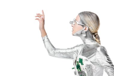 Gümüş robot izole beyaz, geleceğin teknoloji kavramı üzerinde bir şey dokunmak yan görünüm 