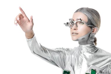 Gümüş cyborg izole beyaz, geleceğin teknoloji kavramı üzerinde bir şey dokunmak portresi