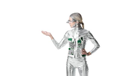 Gümüş robot izole beyaz, geleceğin teknoloji kavramı üzerinde bir şey tutan 