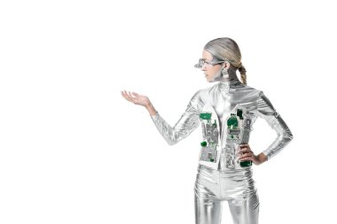 Gümüş robot izole beyaz, geleceğin teknoloji kavramı üzerinde bir şey tutan 