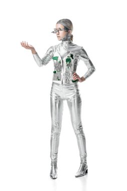 Gümüş cyborg izole beyaz, geleceğin teknoloji kavramı üzerinde bir şey tutan