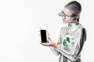 Gümüş robot ile izole beyaz, geleceğin teknoloji kavramı üzerinde boş perde Smartphone vasıl arıyorsunuz