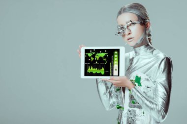 Gümüş robot izole gri, geleceğin teknoloji kavramı üzerinde online iş cihaz ile tablet holding