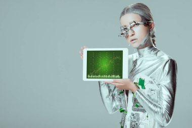 Gümüş robot holding tablet izole gri, geleceğin teknoloji kavramı üzerinde grafik cihazı ile