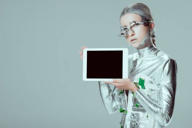 Gümüş robot holding tablet ile izole gri, geleceğin teknoloji kavramı üzerinde boş perde