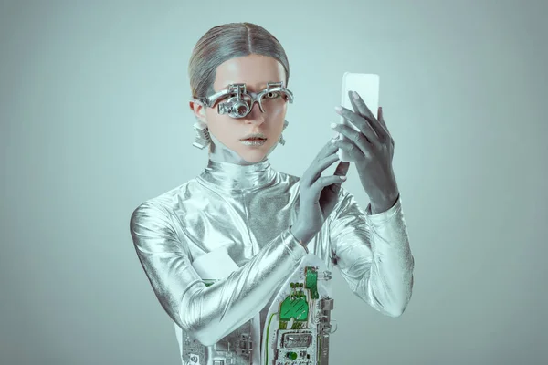 Νεαρή Γυναίκα Ρομπότ Χρησιμοποιώντας Smartphone Που Απομονώνονται Γκρι Μελλοντική Τεχνολογία — Φωτογραφία Αρχείου