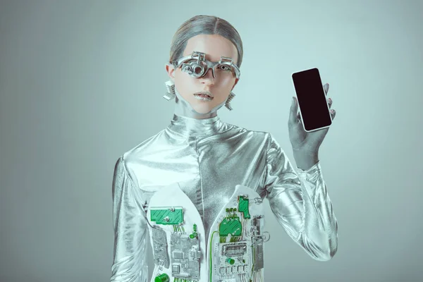 Robot Que Sostiene Teléfono Inteligente Con Pantalla Blanco Mirando Cámara —  Fotos de Stock