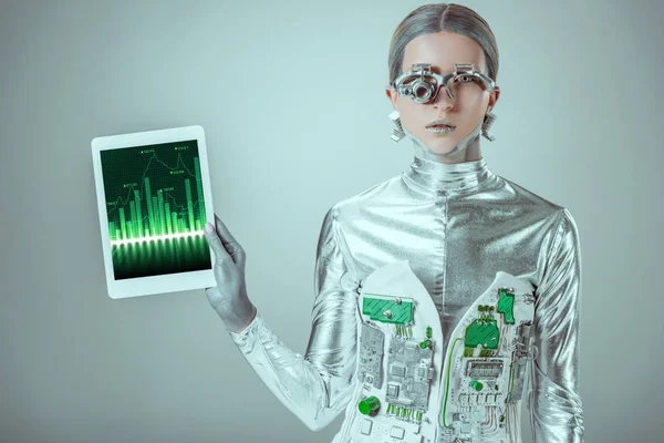 Ασημένια Ρομπότ Κρατώντας Tablet Γράφημα Που Απομονώνονται Γκρι Μελλοντική Τεχνολογία — Φωτογραφία Αρχείου