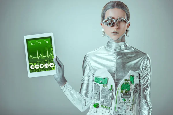 Silver Robot Innehav Tablett Med Medicinska Apparaten Isolerad Grå Framtida — Stockfoto