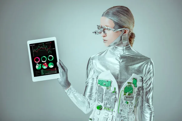 Silberroboter Blickt Auf Tablet Mit Transportgerät Isoliert Auf Graues Zukünftiges — Stockfoto