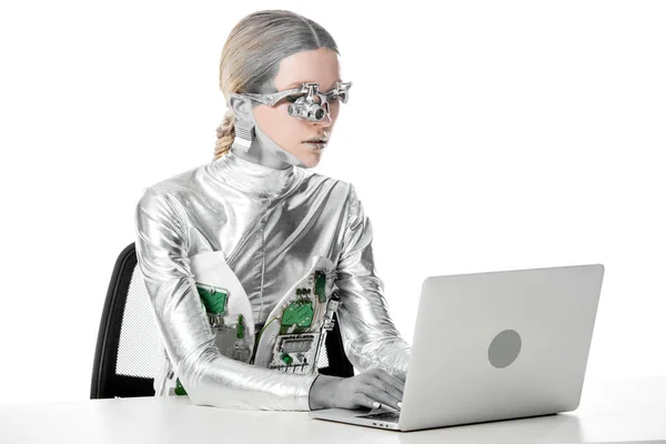 Robô Prata Sentado Mesa Trabalhando Com Laptop Isolado Branco Conceito — Fotografia de Stock