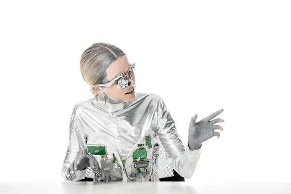 Zilveren Robot Zitten Aan Tafel Aanraken Van Iets Geïsoleerd Wit — Stockfoto